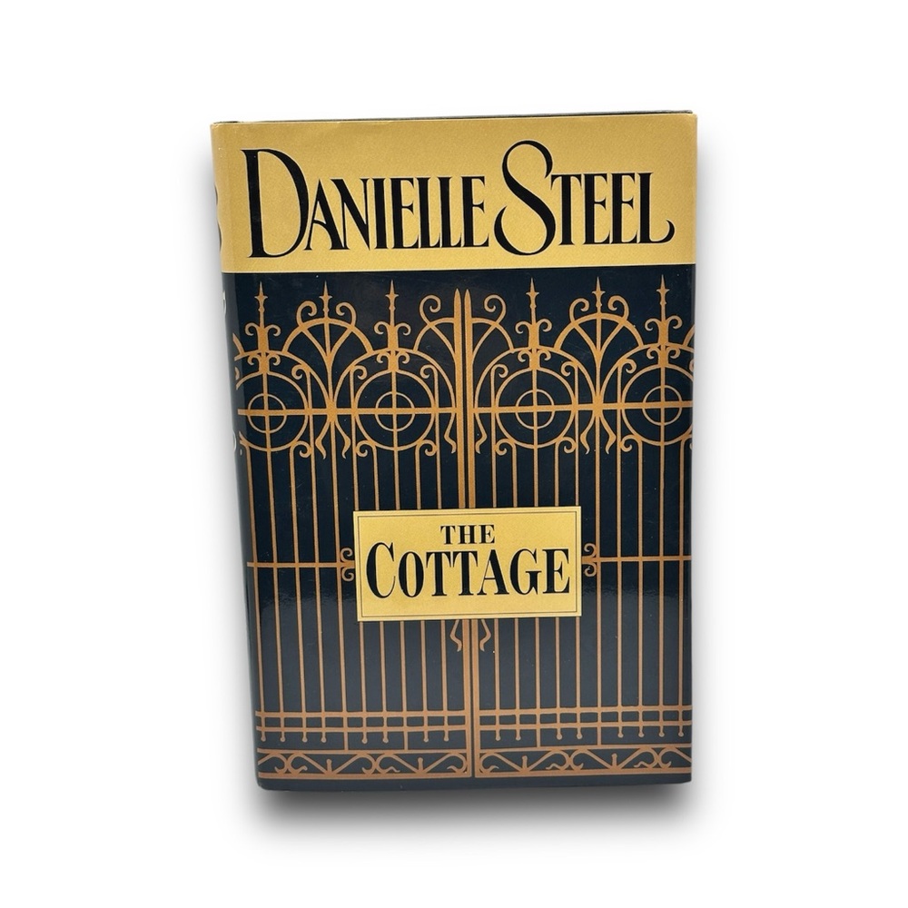 📚 4/$40 The Cottage by Danielle Steel - Hardcover